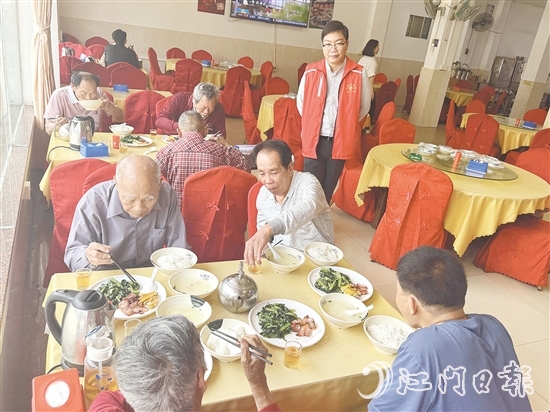 老人們一邊吃飯，一邊話家常。