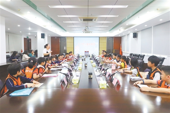 團(tuán)員們開展第一次議題討論，為城市建設(shè)“出點(diǎn)子”。