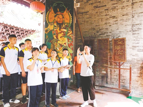獻(xiàn)章班學(xué)生走進(jìn)陳白沙紀(jì)念館，探尋白沙文化精髓。