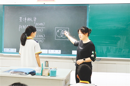“學(xué)導(dǎo)練”教學(xué)模式激活學(xué)生思維，提升課堂效率。