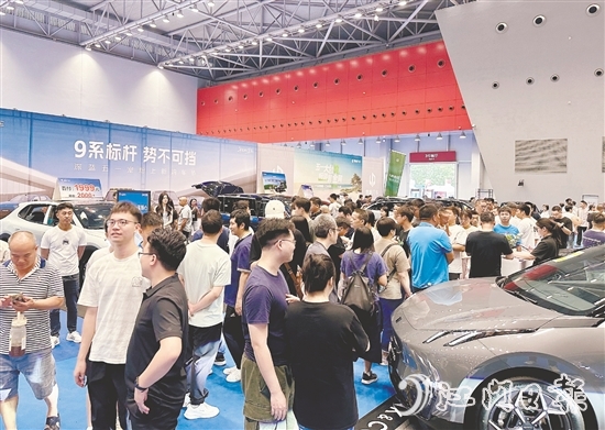 2025江門五一國際車展現(xiàn)場人潮涌動。