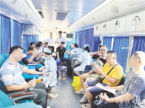 獻(xiàn)血車上，總有江門青年的身影。