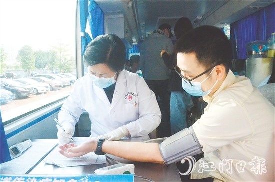 江門青年積極參與無(wú)償獻(xiàn)血。