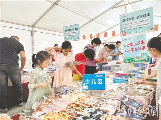 全民閱讀圖書文化活動中，大人小孩共享閱讀樂趣。