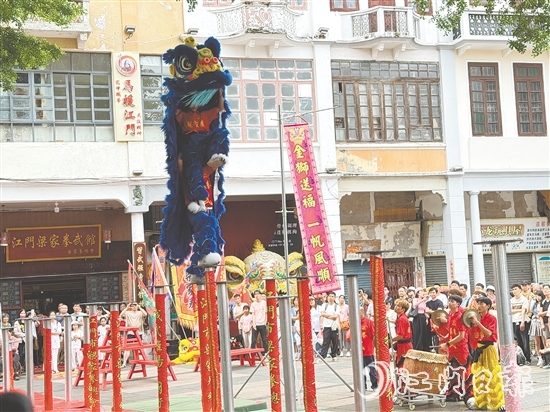 青年廣場上，15支精銳獅隊展開精彩比拼。