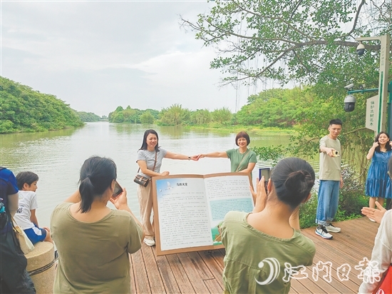 游客紛紛與“鳥(niǎo)的天堂”合影。