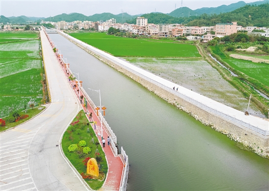 赤溪鎮(zhèn)的美麗河道白宵河，連續(xù)貫通3公里，河岸建有1.4公里的慢行步道。
