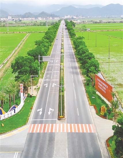 赤溪鎮(zhèn)在沖金路口以“濱海客城，能源重鎮(zhèn)”為主題新增入口標(biāo)識(shí)，使赤溪的門(mén)戶形象更鮮明。