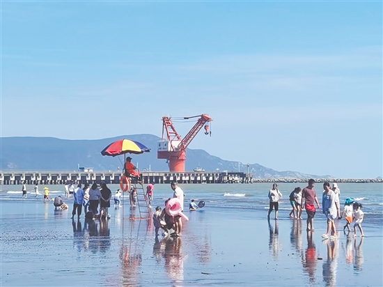 在臺山欽頭灣海浴場，游客盡情享受陽光、海浪與沙灘。