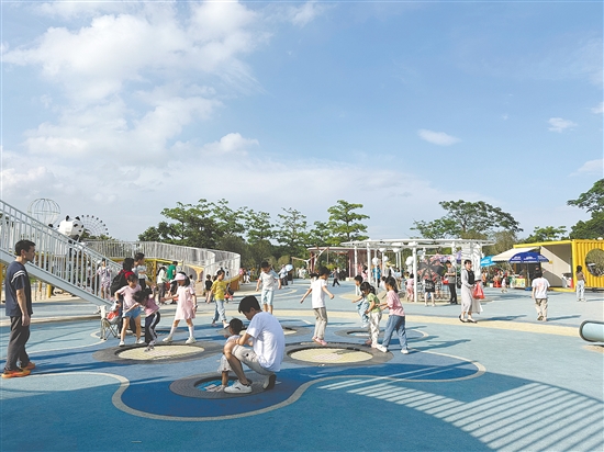 新會(huì)兒童公園成為熱門(mén)親子游目的地。