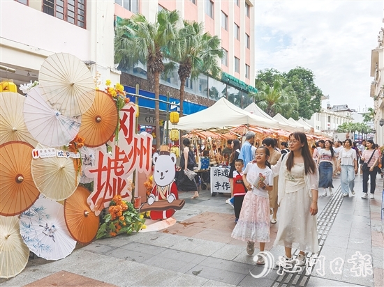 岡州墟非遺市集精彩不斷，現(xiàn)場(chǎng)人潮涌動(dòng)。