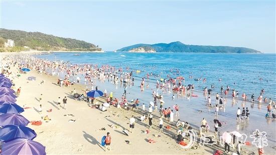 依托得天獨(dú)厚的自然稟賦與持續(xù)升級(jí)的文旅供給，今年“五一”假期，臺(tái)山濱海景區(qū)人氣爆棚。