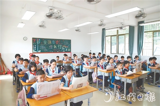 臺山市開展“文明閱讀少年行”共讀《人民日報》活動。