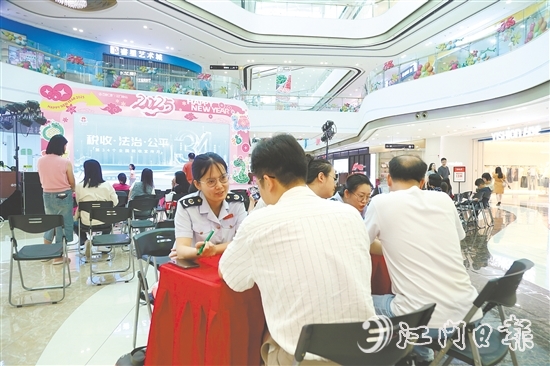 稅務(wù)干部為市民“一對一”解答疑問。