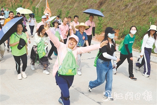 徒步愛好者沿青年水庫步行，穿梭于花海與綠林間，感受“體育+生態(tài)”的魅力。