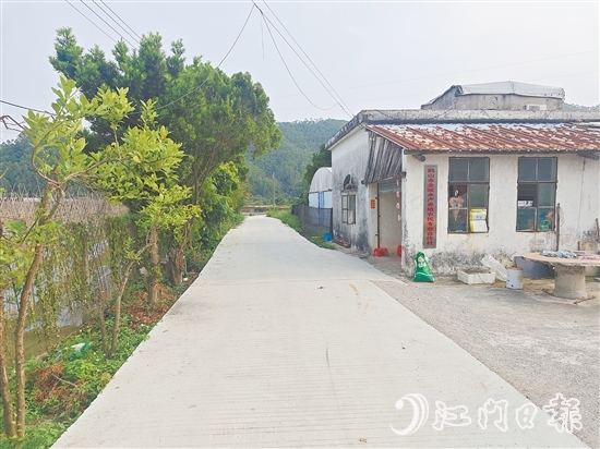 李偉業(yè)的養(yǎng)殖基地門(mén)前的村道得到升級(jí)改造，解決了困擾他許久的交通問(wèn)題。