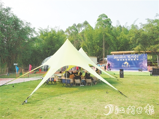 游客在雅瑤鎮(zhèn)陳山村御龍星空民宿營(yíng)地享受假期。