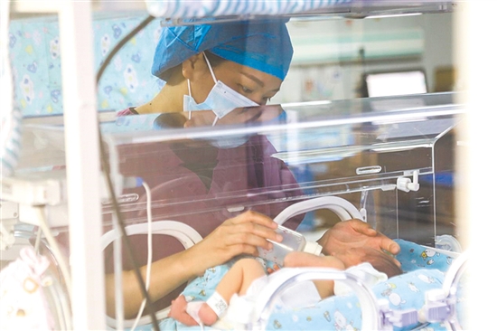 這是一雙小心翼翼的手。在江門市婦幼保健院新生兒科，護(hù)士李麗婷化身臨時“奶媽”，手持奶瓶給早產(chǎn)兒喂奶。她時而調(diào)整奶瓶角度，時而放緩速度，用耐心與愛心為小生命構(gòu)筑溫暖港灣，陪伴他們跨越成長路上最初的難關(guān)。