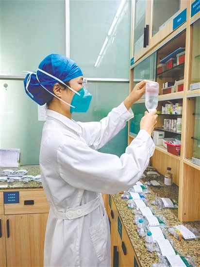 這是一雙嚴(yán)謹(jǐn)可靠的手。輸液前核對和檢查藥物的步驟是護(hù)理操作中的關(guān)鍵環(huán)節(jié)，要遵循“三查七對”原則。此時，江門市結(jié)核病防治所住院部護(hù)士黃惠敏正在認(rèn)真核對患者的輸液藥物，確保用藥安全。