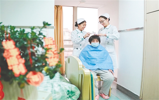 這是一雙靈巧的手。“視病人如親人”，江門市人民醫(yī)院全科醫(yī)學(xué)科護(hù)士化身理發(fā)師，手持剪刀與梳子，為留院過年患者修剪頭發(fā)。一雙巧手，一把剪刀，一把梳子，動作嫻熟而輕柔，不僅打理出利落的發(fā)型，也帶來了溫暖的年味。