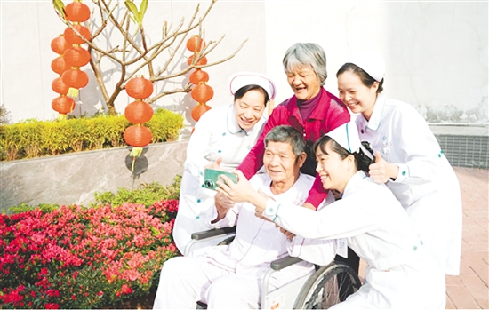 這是一雙溫暖相伴的手?！盀槟拈_心而開心”，江門市人民醫(yī)院泌尿外科護(hù)理團(tuán)隊(duì)與即將康復(fù)出院的患者及家屬定格美好瞬間?？扉T按下的瞬間，醫(yī)患笑容燦爛如新春暖陽，也留存了一段溫暖的珍貴記憶。（何潔蘭