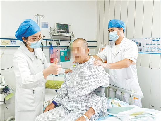 江門(mén)市中心醫(yī)院護(hù)理團(tuán)隊(duì)為患者進(jìn)行肺康復(fù)鍛煉。