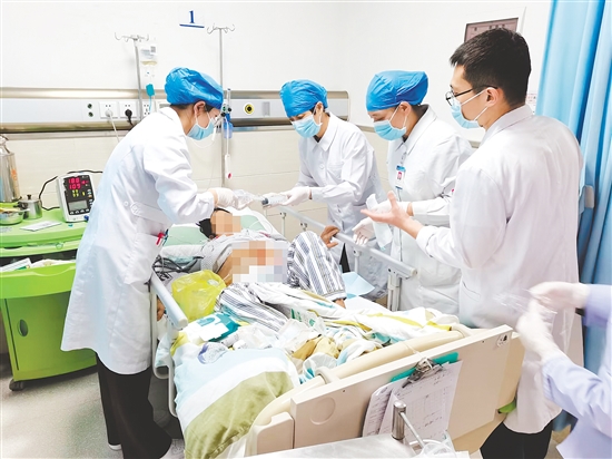 江門(mén)市中心醫(yī)院護(hù)理團(tuán)隊(duì)為患者進(jìn)行傷口負(fù)壓治療。