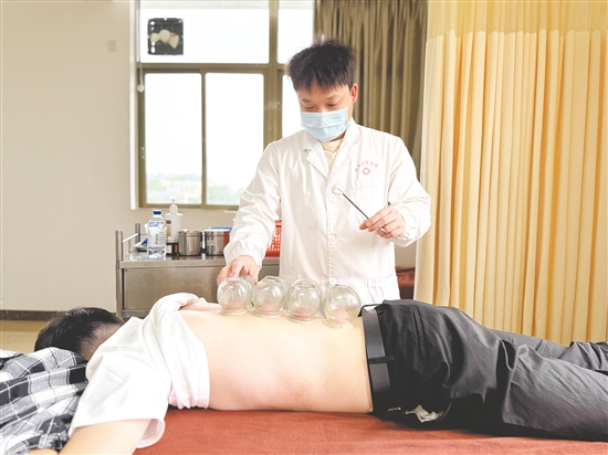 中醫(yī)館吸引著眾多患者慕名而來。
