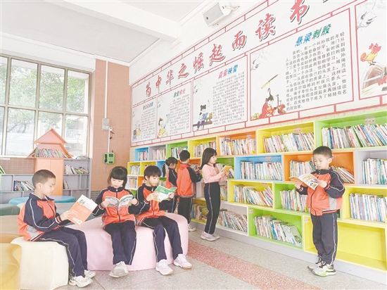 走進(jìn)恩平市成德小學(xué)的德雅書苑，琳瑯滿目的書籍令人應(yīng)接不暇。