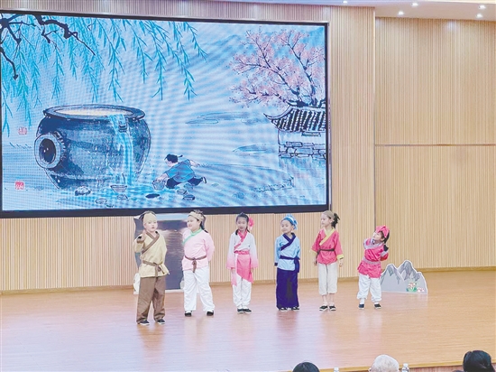 在恩平市成德小學(xué)的讀書節(jié)活動(dòng)中，學(xué)生帶來(lái)課本劇表演。