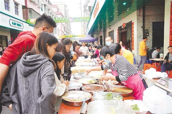 月山“三點(diǎn)三”小吃街內(nèi)人流如織，熱鬧非凡。