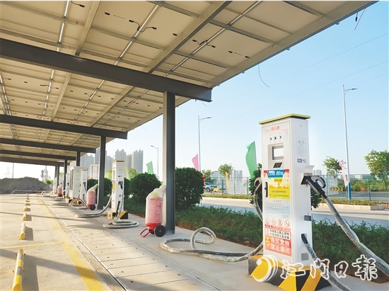 目前，開平市公有投資控股集團有限公司已建成13座公共充電站、1座公交車專用充電站，共配備直流快充充電槍306支、交流充電樁8臺。