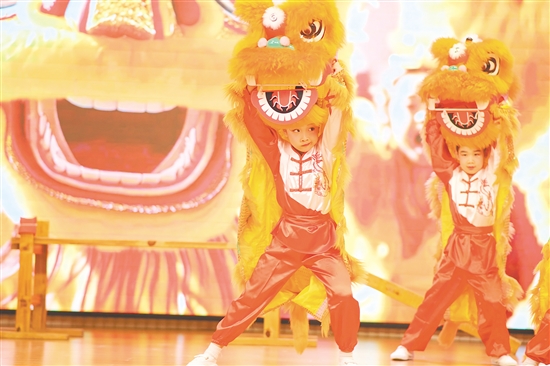 舞臺上，幼兒園小醒獅賣力演出。