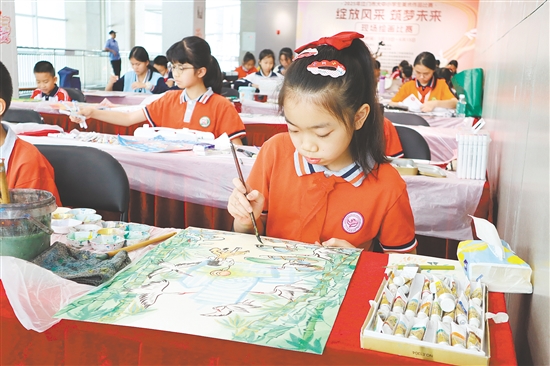 選手們現(xiàn)場角逐繪畫與書法類作品一等獎。
