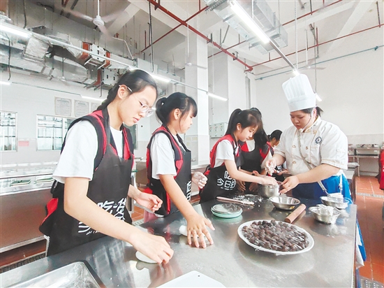 小記者親手制作糯米糍。