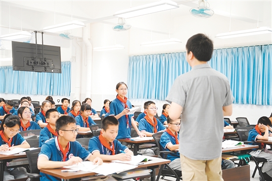 課堂上，學(xué)生回答老師的提問。