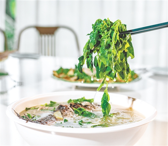 簕菜鯽魚湯鮮甜美味。