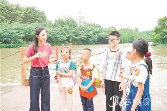 活動通過聽講解、看實(shí)景、做實(shí)踐等互動方式，讓孩子們沉浸式學(xué)習(xí)課本知識。