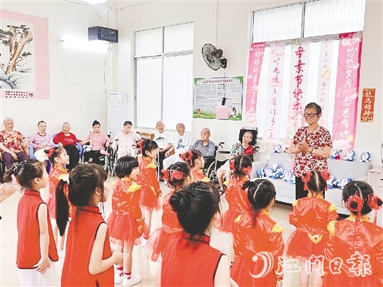 孩子為老人獻(xiàn)上精彩的表演。