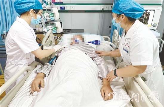 臺山市人民醫(yī)院呼吸與危重癥醫(yī)學(xué)科護(hù)理團(tuán)隊在生死競速中展現(xiàn)“呼吸衛(wèi)士”的使命擔(dān)當(dāng)。