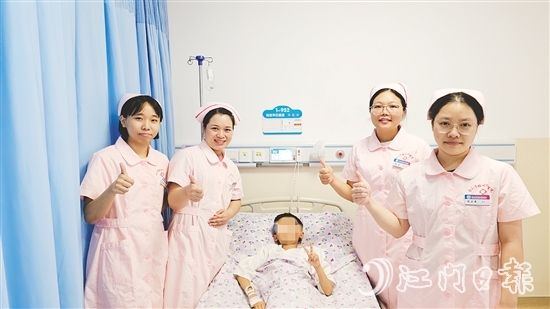臺山市婦幼保健院綜合科護(hù)理團(tuán)隊為兒童患者加油打氣。