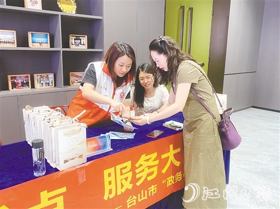 連日來，臺(tái)山市多部門聯(lián)合行動(dòng)，通過線上線下相結(jié)合的方式全方位宣傳“臺(tái)山僑事通”微信小程序。