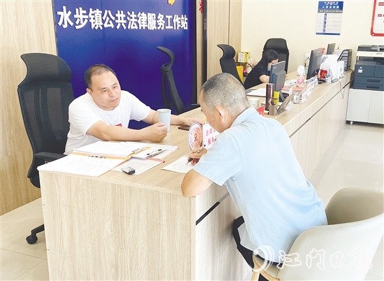 方健達(dá)（左）為群眾普及法律知識。