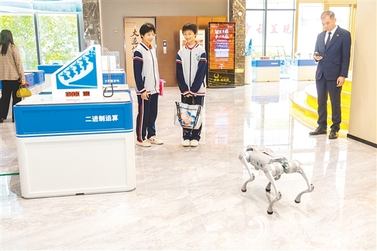 展覽涵蓋人工智能、芯片技術(shù)、生命科學(xué)等領(lǐng)域，展出40余件科技展品。