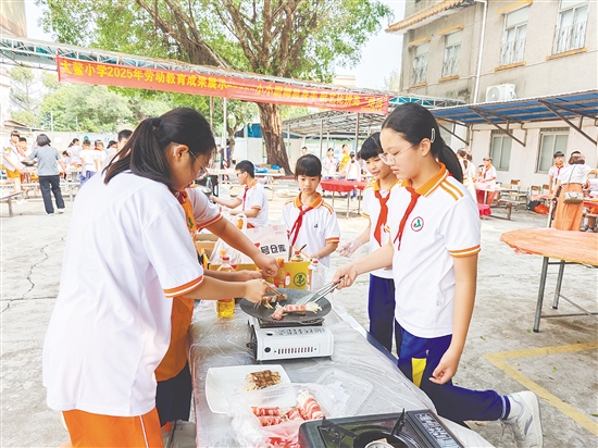 廚藝比賽現(xiàn)場(chǎng)，學(xué)生們紛紛大顯身手，菜品色香味俱全。