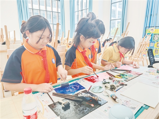 在鶴山工業(yè)城第一小學(xué)吹塑紙版畫社團(tuán)的課堂上，學(xué)生發(fā)揮想象力和創(chuàng)造力，創(chuàng)作自己喜愛的作品。