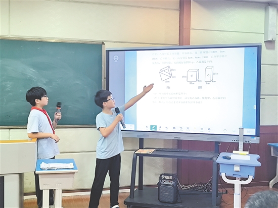 講臺上，學生落落大方、自信滿滿，用規(guī)范的數(shù)學語言展現(xiàn)數(shù)學魅力。