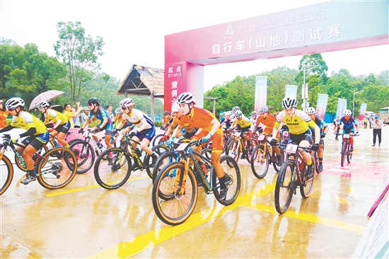 昨日，第十五屆全國(guó)運(yùn)動(dòng)會(huì)自行車(chē)（山地）測(cè)試賽在江門(mén)恩平泉林小鎮(zhèn)舉行。