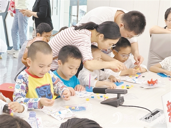 孩子們在進(jìn)行風(fēng)力風(fēng)向標(biāo)科學(xué)實(shí)驗(yàn)。