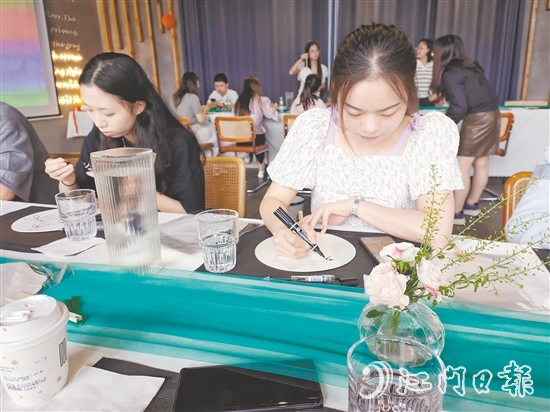 農(nóng)業(yè)銀行江門分行組織青年員工制作漆扇。